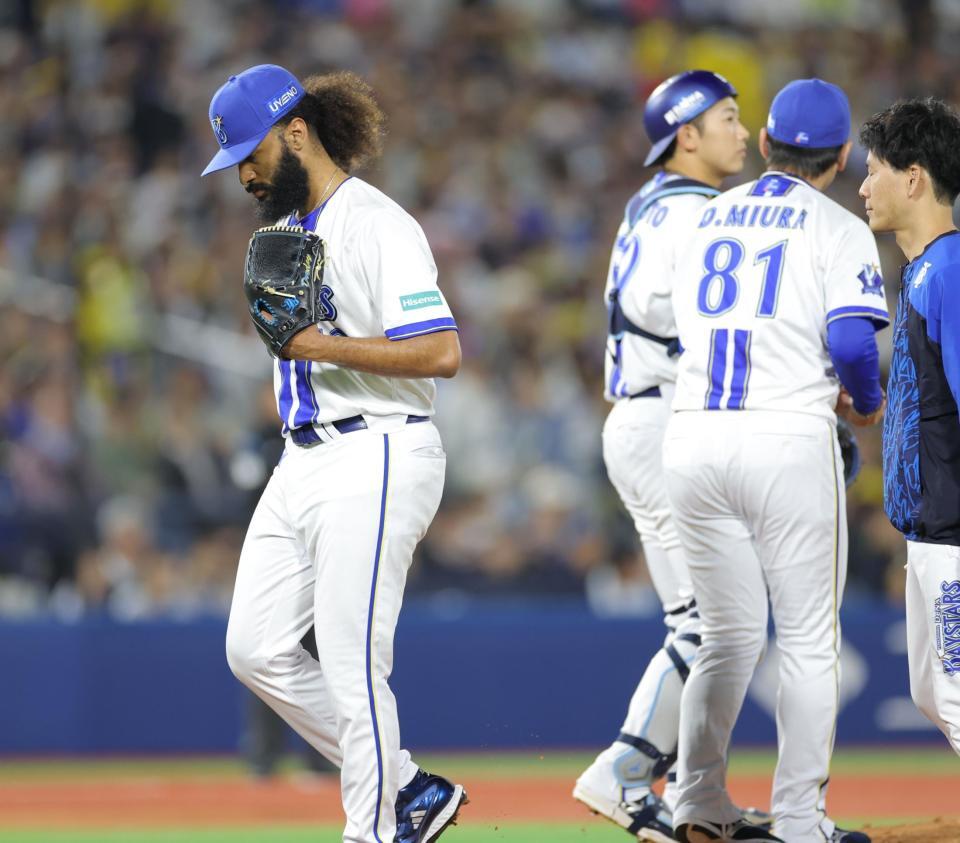 　７回、満塁のピンチで降板するジャクソン（左）＝撮影・西岡正