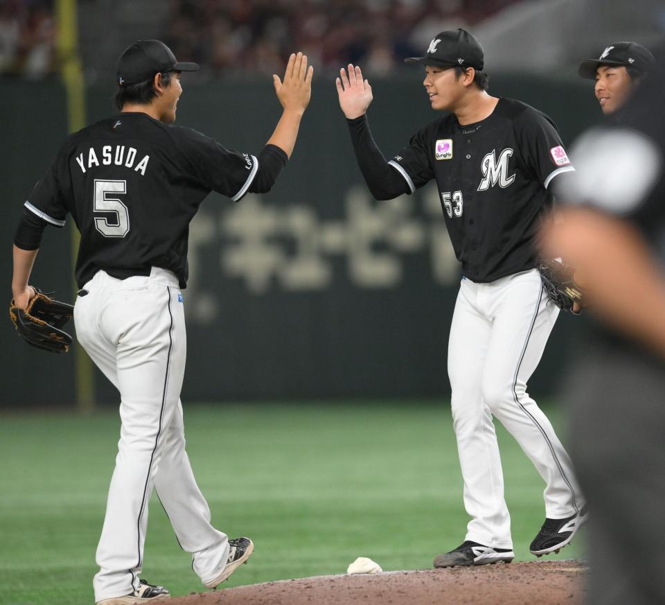 　９回を抑え、プロ初セーブを挙げた木村（右）＝撮影・伊藤笙子