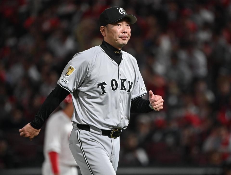 　８回裏途中、投手交代を告げた阿部監督