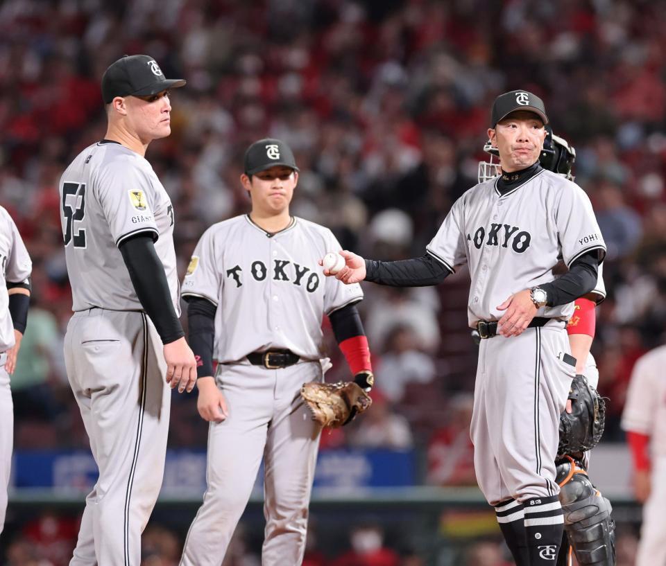 　８回、投手交代を告げる阿部監督（撮影・市尻達拡）