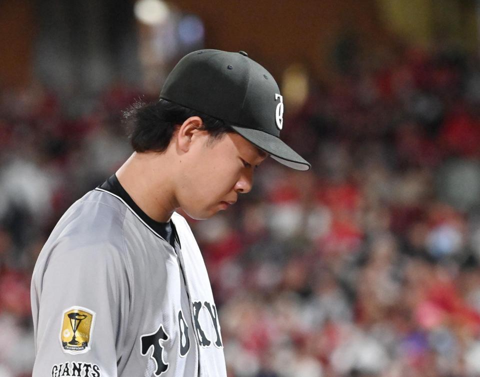 　６回の投球を終えてベンチに戻る山崎