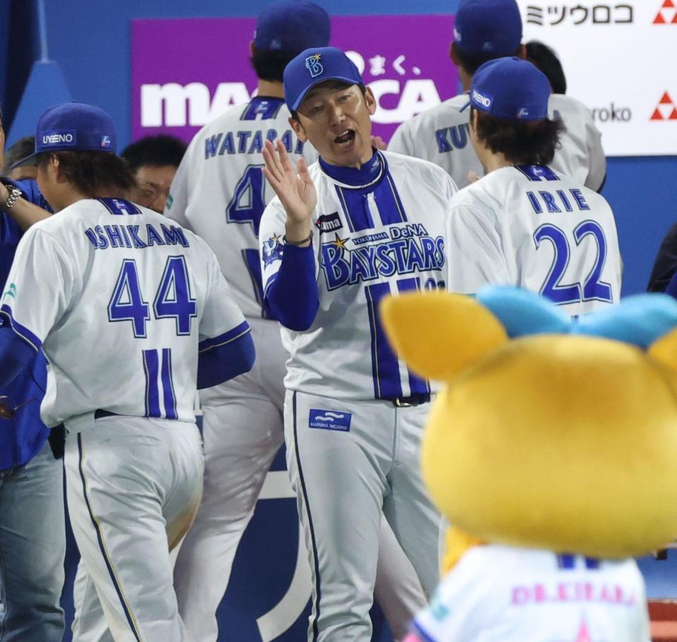 　入江を迎える三浦監督（撮影・金田祐二）