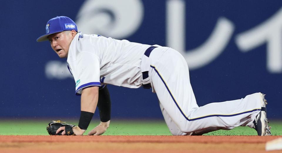 　９回、近本の打球を好捕する牧（撮影・田中太一）