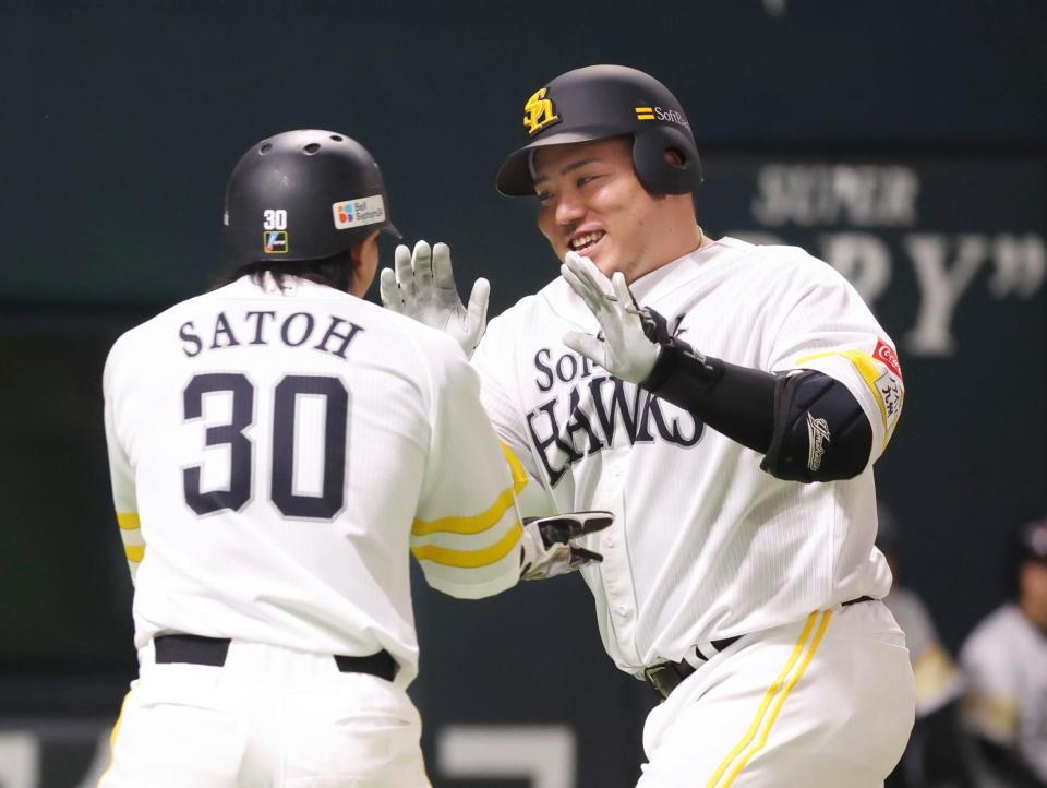 　６回、２ランを放ち佐藤直に迎えられる山川