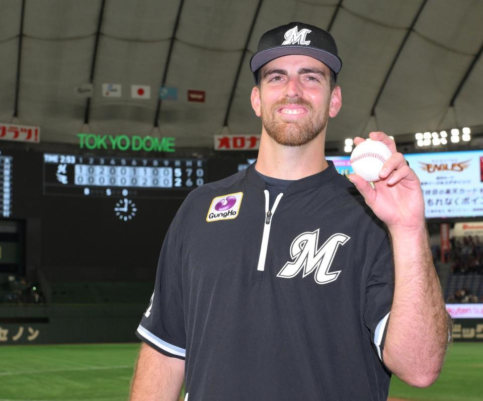 　６回途中無失点の好投で来日初勝利を挙げ、ウイニングボールを手に笑みを浮かべるサモンズ（撮影・伊藤笙子）