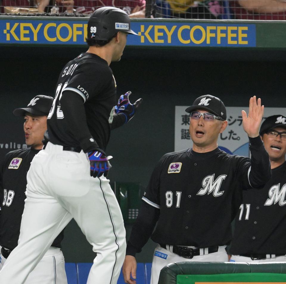 　６回、左越えソロを放ったソト（左）を迎える吉井監督（撮影・伊藤笙子）