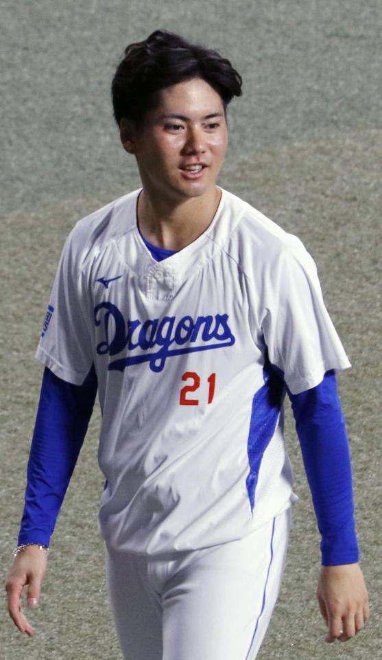 　練習でリラックスした表情を見せる金丸