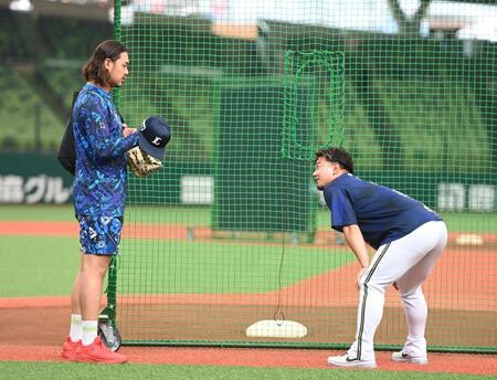 　高橋（左）と話し込む森（撮影・園田高夫）