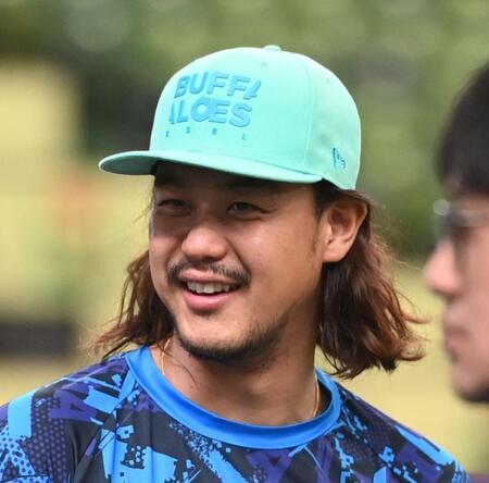 　オリックスの帽子をかぶり笑顔を見せる高橋（撮影・園田高夫）