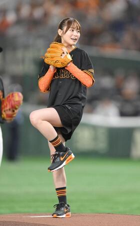 　試合前の始球式に登場した田畑志真（撮影・伊藤笙子）