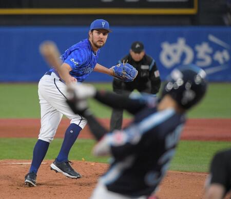 　１回、バウアーは内山に逆転３ランを打たれる（撮影・佐藤厚）