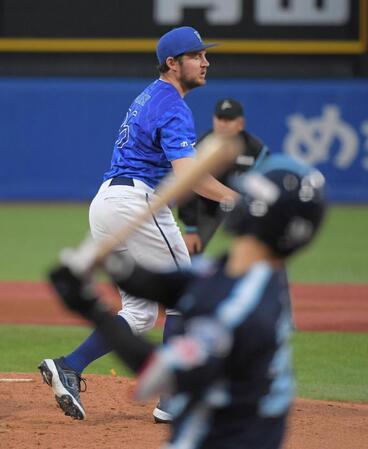 　１回、バウアーは内山に逆転３ランを打たれる（撮影・佐藤厚）