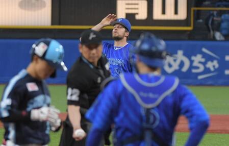 　１回、バウアー（中）は内山（左）に逆転３ランを打たれる（撮影・佐藤厚）