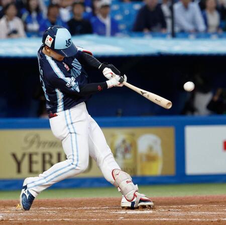 　１回、内山が左越えに３ランを放つ