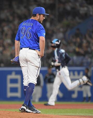 　４回、バウアーは山田（右）に３号ソロを献上する（撮影・佐藤厚）