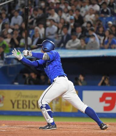 　５回、松尾は右中間に２点適時二塁打を放つ（撮影・佐藤厚）