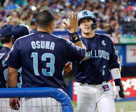 　４回、本塁打を放ちオスナ（１３）らに迎えられる山田