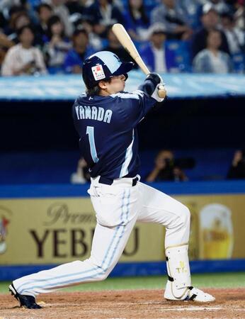 　４回、山田が左越えに本塁打を放つ