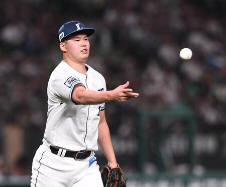 　４回、太田の投ゴロを処理し一塁へトスする渡辺（撮影・園田高夫）