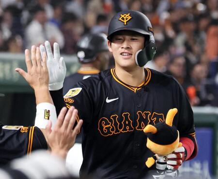 　４回、先制ソロを放ち、ナインに迎えられる増田