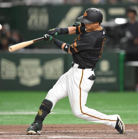 　８回、逆転となる右越え３ランを放つ吉川（撮影・伊藤笙子）