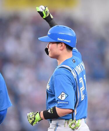 　１回、先制の右前適時打を放ちガッツポーズを決める清宮幸（撮影・開出牧）