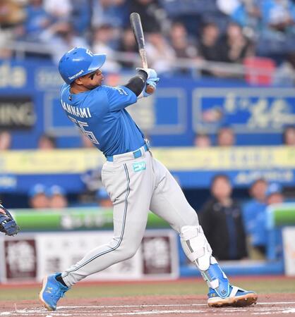 　１回、中越え適時二塁打を放つ万波（撮影・開出牧）