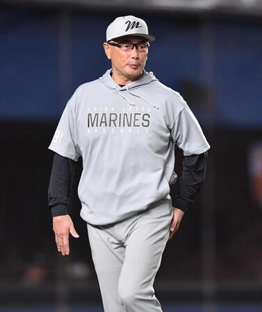 　８回、投手交代を告げた吉井監督（撮影・開出牧）