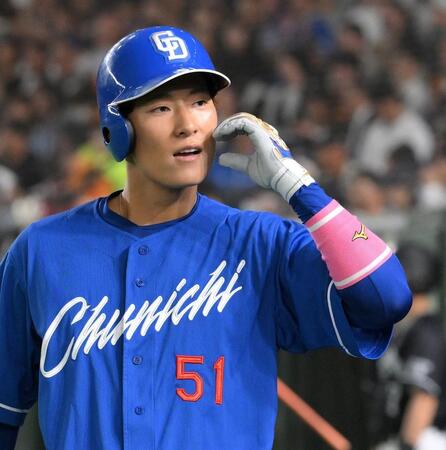 　６回、右越えソロを放ち、片手でルダハートを作る上林（撮影・伊藤笙子）