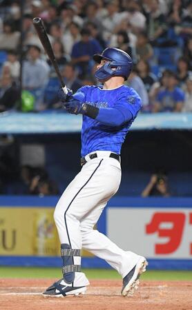 　８回、オースティンは左中間に逆転２ランを放つ（撮影・佐藤厚）