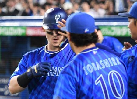 　８回、オースティン（奥）は左中間に１号逆転２ランを放ち、戸柱に迎えられる（撮影・佐藤厚）