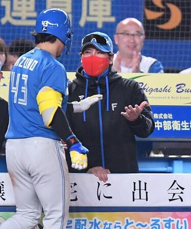 　７回、右越え３ランを放った水野（左）とタッチを交わす新庄監督（撮影・開出牧）