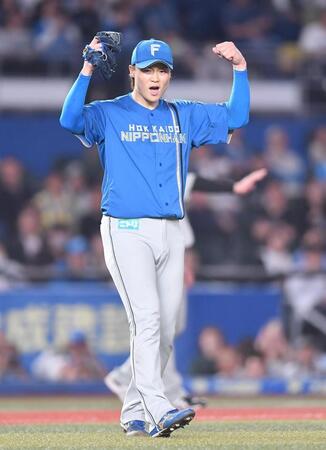 　９回、西川を遊ゴロに打ち取り、ガッツポーズで雄たけびを上げる山崎（撮影・開出牧）