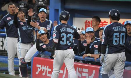 　１回、内山（中）は２号逆転３ランを放ち、ナインに迎えられる（撮影・佐藤厚）