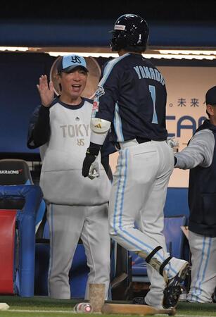 　４回、山田は左越えに３号ソロを放ち、高津監督（左）に迎えられる（撮影・佐藤厚）