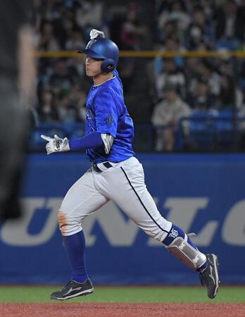 　８回、松尾は左越えに３号ソロを放つ（撮影・佐藤厚）