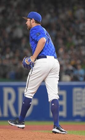 　５回、武岡を空振り三振に斬り、ソードセレブレーションをするバウアー（撮影・佐藤厚）