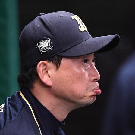 　渋い表情で戦況を見守る岸田監督（撮影・園田高夫）