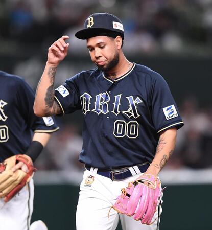 　初回、先制を許し肩を落とすエスピノーザ（撮影・園田高夫）