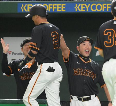 　８回、逆転３ランを放った吉川（手前）を迎える阿部監督（撮影・伊藤笙子）