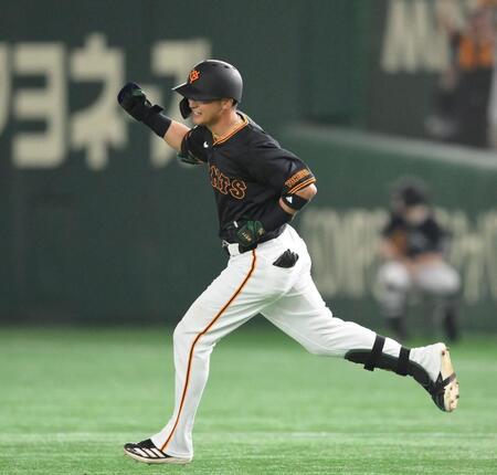 　８回、逆転となる右越え３ランを放ち、拳を握る吉川（撮影・伊藤笙子）