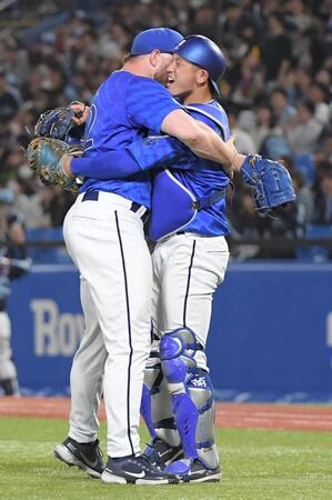 　９回、無死満塁のピンチをしのぎ、ウィック（左）と抱き合う松尾（撮影・佐藤厚）