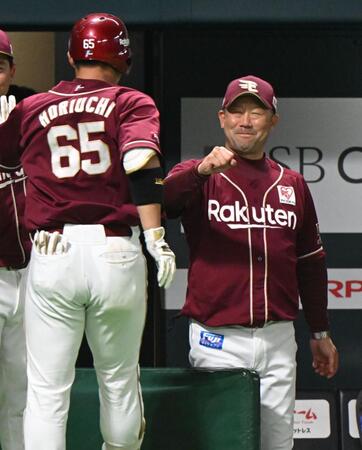 　６回、右越え２点本塁打の堀内を笑顔で迎える三木監督（右）