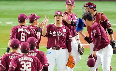 　ソフトバンクに勝利しタッチを交わす浅村（中央）ら楽天ナイン