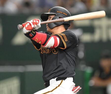 　４回、左越えソロを放つ増田陸（撮影・伊藤笙子）