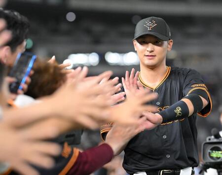 　連敗を止める３ランを放ち、ファンとハイタッチする吉川（撮影・伊藤笙子）