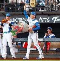 　ファンの歓声に応える日本ハム・宮西（撮影・中島達哉）