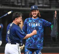 　高橋と談笑する森（左）＝撮影・園田高夫