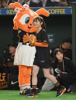 　試合前の始球式に登場した田畑志真（撮影・伊藤笙子）