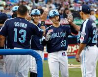 　１回、３ランを放ちナインに迎えられる内山（右から２人目）